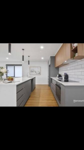 Spacious House Close to Hobart CBD WiFi and New Sony QLED Smart TV